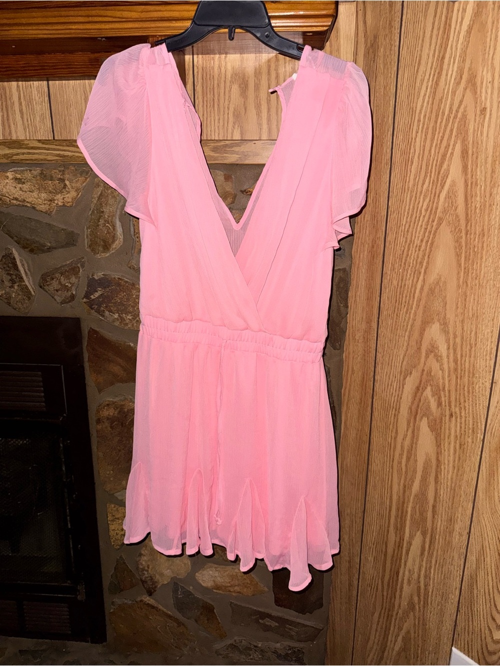 Francesca‘s Women's Pink V-Neck Flutter Sleeve romper